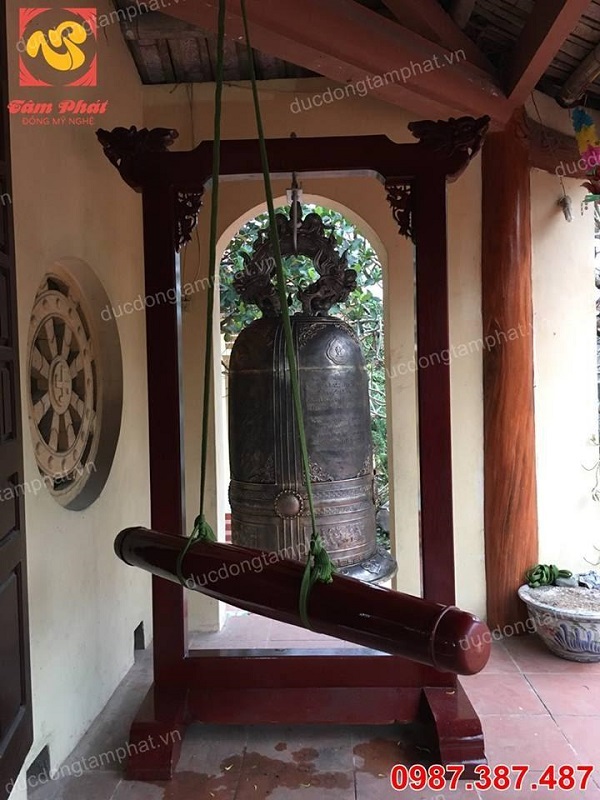 Đúc chuông tại chùa giá xưởng. Chuông cao 1m45 nặng 345kg