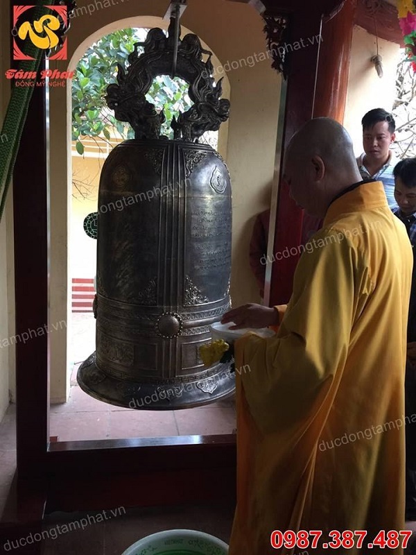Đúc chuông tại chùa giá xưởng. Chuông cao 1m45 nặng 345kg