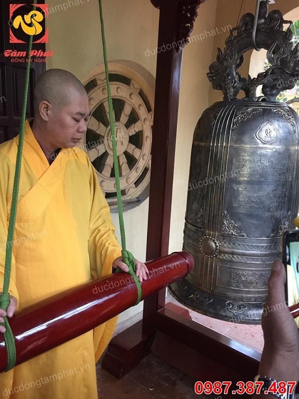 Đúc chuông tại chùa giá xưởng. Chuông cao 1m45 nặng 345kg