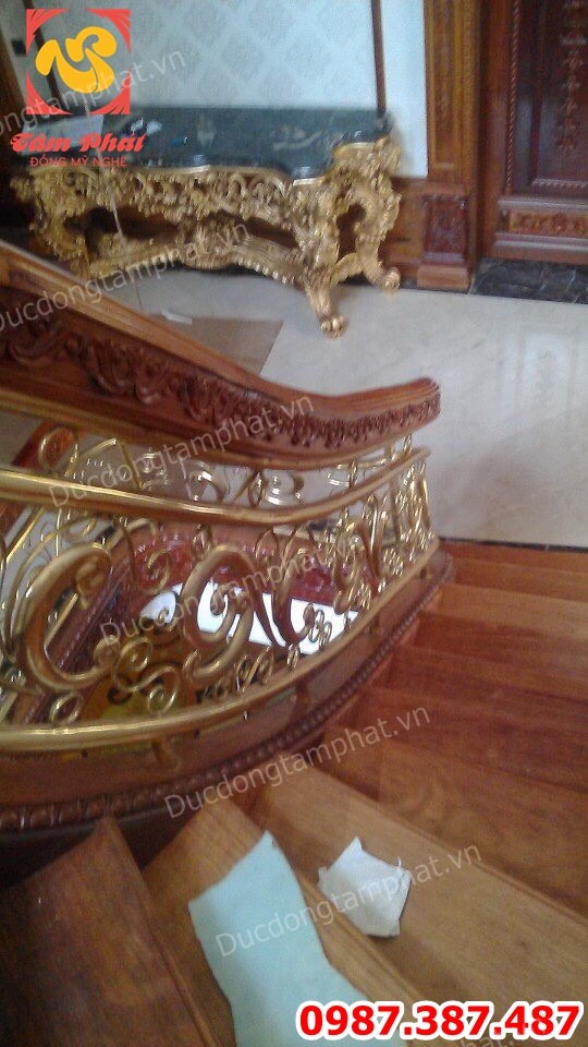 Đúc lan can cầu thang bằng đồng hoa văn tinh xảo cho biệt thự giá xưởng..!