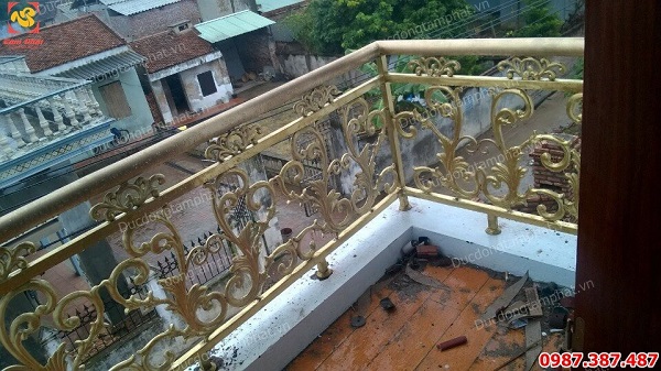 Đúc lan can cầu thang bằng đồng hoa văn tinh xảo cho biệt thự giá xưởng..!