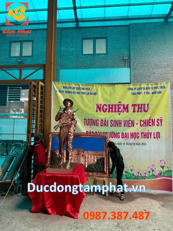 Đúc Tượng đài chiến sỹ bằng đồng cao 1m7 cho trường Đại học Thủy Lợi Hà Nội