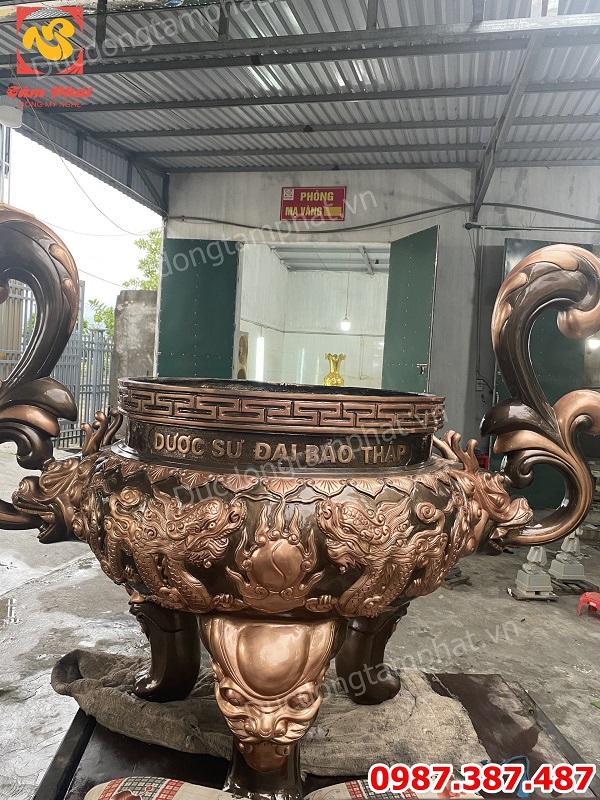 Đúc và lắp đặt lư hương đồng cao 1m8 đường kính miệng 80cm nặng 410kg cho chùa Đống Cao