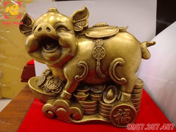 Heo phong thủy bằng đồng ngồi trên tiền vàng đẹp sống động