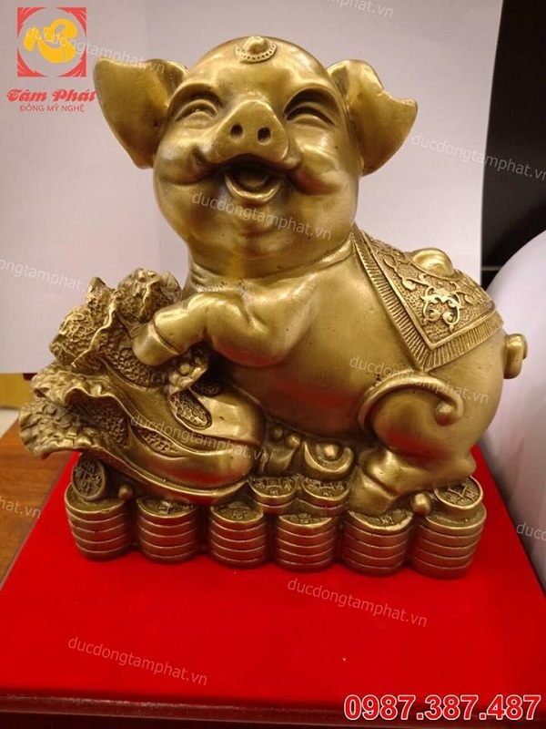 Heo phong thủy bằng đồng ngồi trên tiền vàng đẹp sống động