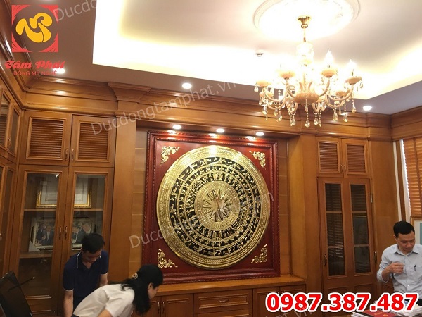 Hoàn thành và lắp đặt mặt trống đồng đường kính 1m5 khung gỗ hương đá 1m76 cho UBND Vĩnh Phúc.!