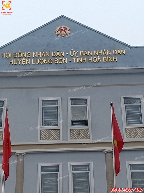 Hoàn thiện lắp đặt Quốc huy và bộ chữ bằng đồng cho huyện Lương Sơn Hoà Bình..!