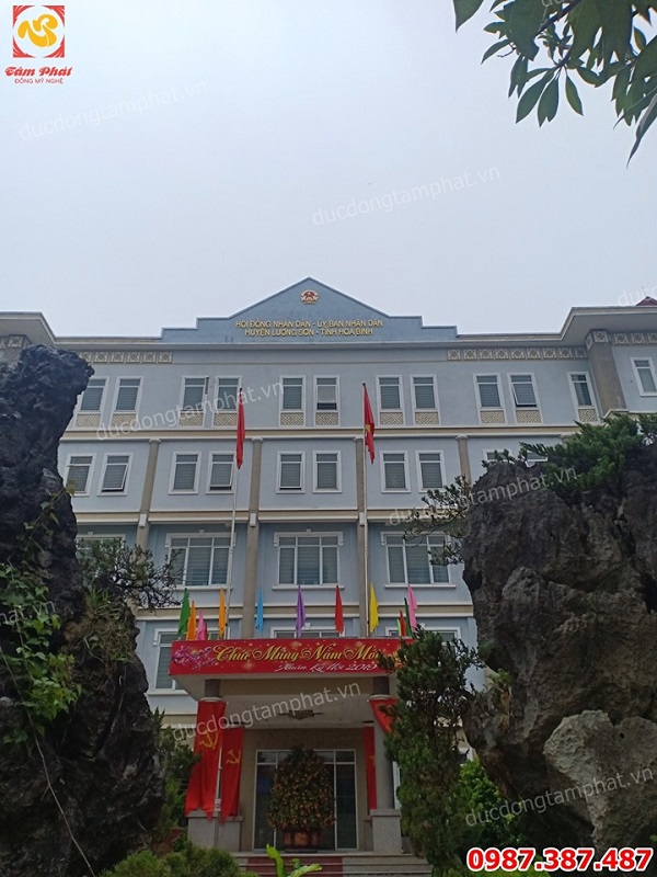 Hoàn thiện lắp đặt Quốc huy và bộ chữ bằng đồng cho huyện Lương Sơn Hoà Bình..!