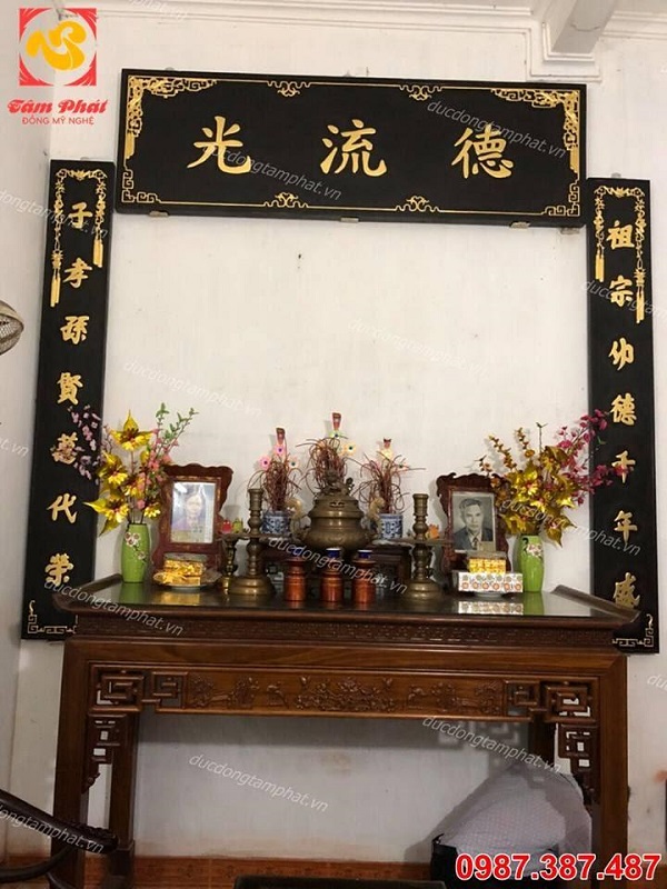 Hoành phi câu đối bằng đồng vàng, nền sơn son đen