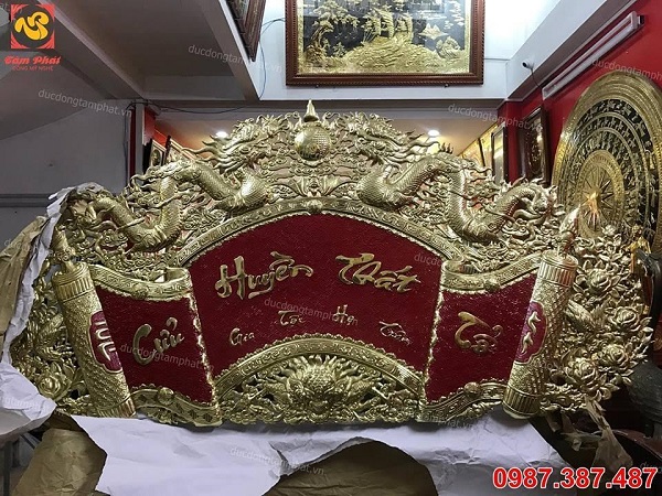 Hoành phi câu đối rồng chầu mặt nguyệt sơn nền đỏ