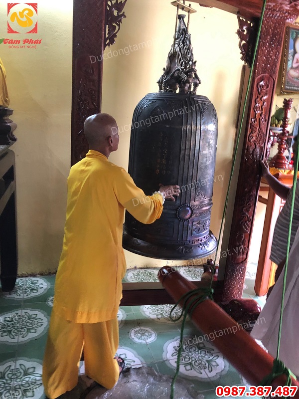 Lắp đặt chuông đồng cao 1m7 nặng 500kg giá gỗ gụ 2m8 cho tổ đình Phước Lâm - Tiền Giang..!