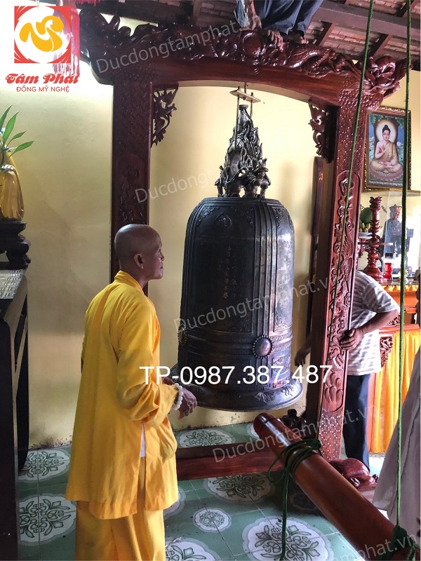 Lắp đặt chuông đồng cao 1m7 nặng 500kg giá gỗ gụ 2m8 cho tổ đình Phước Lâm - Tiền Giang..!