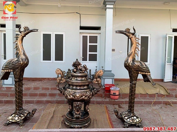 Lắp đặt đôi hạc đồng 2m2 và lư hương cao 1m5 cho nhà thờ Yên Định - Thanh Hóa..!