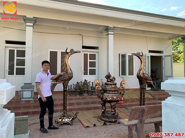 Lắp đặt đôi hạc đồng 2m2 và lư hương cao 1m5 cho nhà thờ Yên Định - Thanh Hóa..!