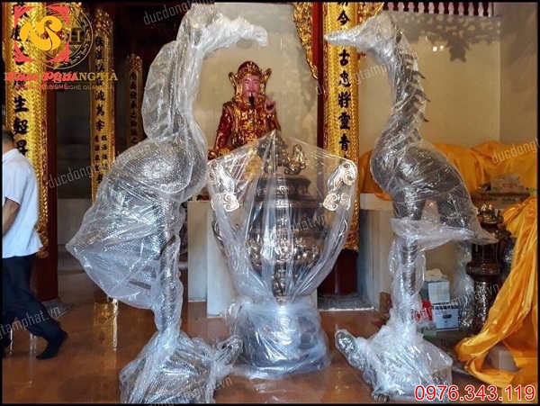 Lắp đặt lư hương và hạc đồng cỡ lớn cho chùa..!