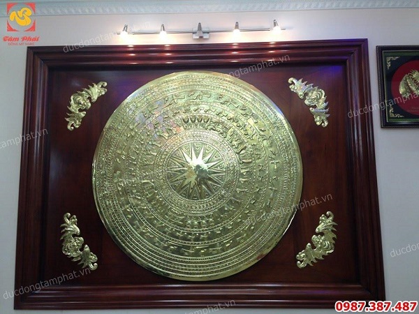 Lắp đặt mặt trống đồng 1m5 khung gỗ gụ cho tư gia tuyệt đẹp..!