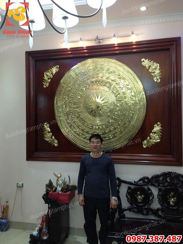 Lắp đặt mặt trống đồng 1m5 khung gỗ gụ cho tư gia tuyệt đẹp..!
