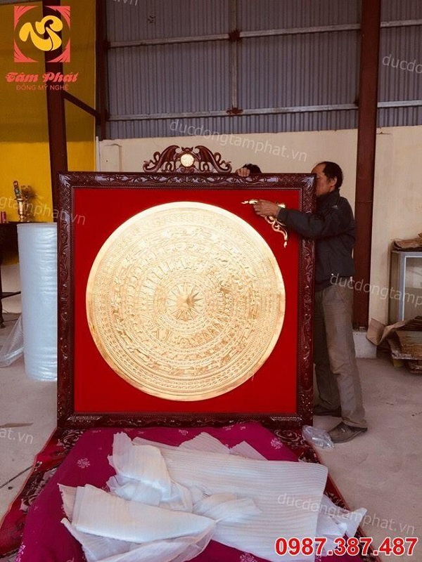 Lắp đặt mặt trống đồng đỏ 1m2 thếp vàng 9999 khung gỗ gụ cho khách Hà Nội
