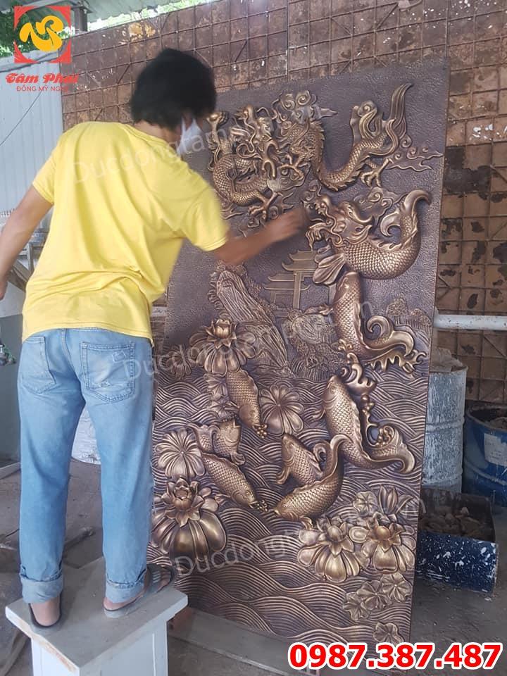 Lắp đặt tranh Cá Chép Hóa Rồng bằng đồng mạ vàng cho khách Sài Gòn.!
