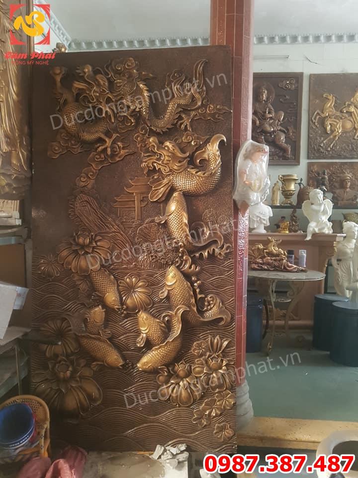 Lắp đặt tranh Cá Chép Hóa Rồng bằng đồng mạ vàng cho khách Sài Gòn.!