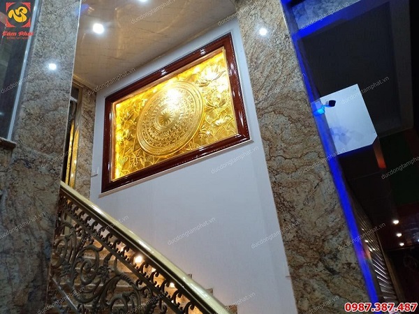 Lắp đặt tranh đồng mặt trống hoa sen kích thước 2m x 3m mạ vàng 24k tại khách sạn Quảng Ninh