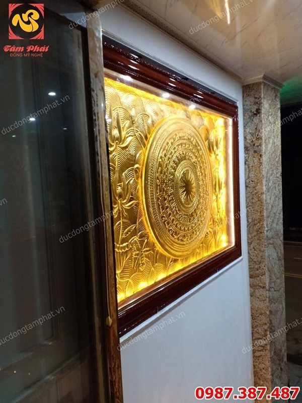 Lắp đặt tranh đồng mặt trống hoa sen kích thước 2m x 3m mạ vàng 24k tại khách sạn Quảng Ninh