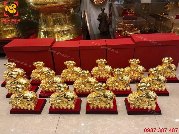 Linh vật heo phong thủy đứng trên củ cải dài 20cm mang của cải, công danh tài lộc sức khoẻ cho gia chủ