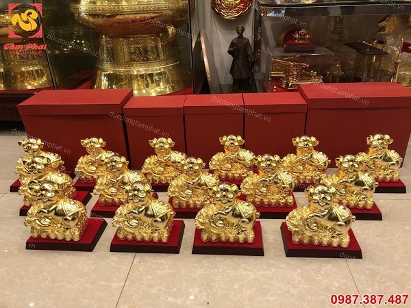 Linh vật heo phong thủy đứng trên củ cải dài 20cm mang của cải, công danh tài lộc sức khoẻ cho gia chủ