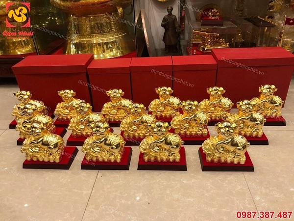 Linh vật heo phong thủy ôm bắp cải đẹp tinh xảo