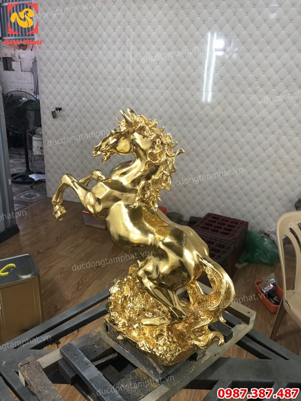 Linh vật phong thuỷ ngựa hí thếp vàng 9999 mang tài lộc công danh sức khỏe..!