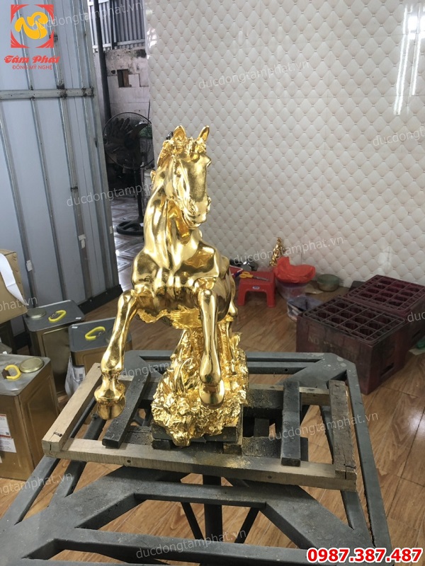 Linh vật phong thuỷ ngựa hí thếp vàng 9999 mang tài lộc công danh sức khỏe..!