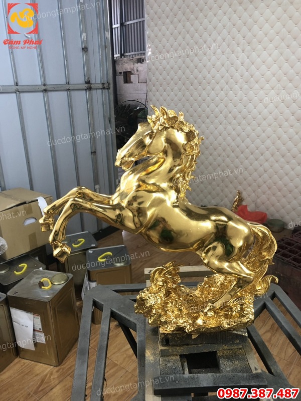 Linh vật phong thuỷ ngựa hí thếp vàng 9999 mang tài lộc công danh sức khỏe..!