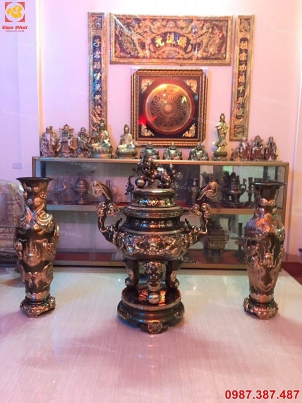 Lọ lộc bình đồng đỏ phớt nỉ chạm hình rồng nổi cao 1m2