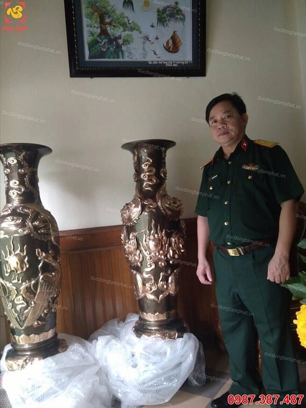 Lọ lộc bình đồng đỏ phớt nỉ chạm hình rồng nổi cao 1m2