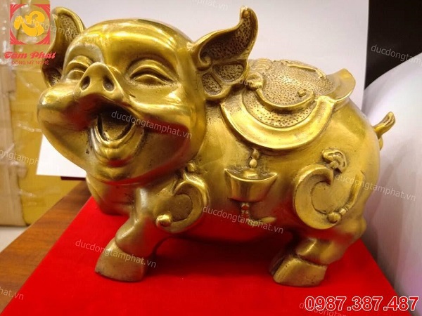 Lợn phong thủy bằng đồng cõng tiền trên lưng