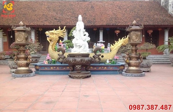 Lư đồng giả cổ, oai nghiêm đặt trong khuôn viên nhà chùa
