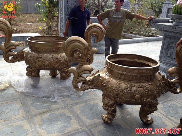 Lư đồng giả cổ, oai nghiêm đặt trong khuôn viên nhà chùa