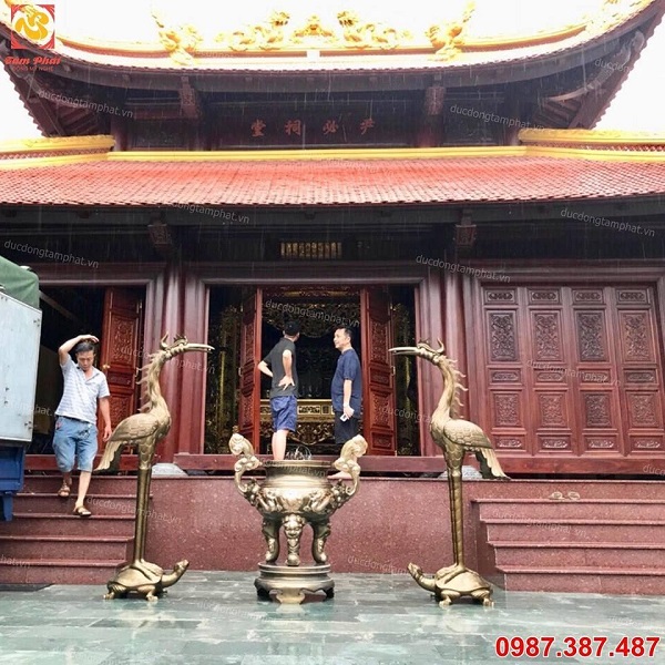 Lư đồng giả cổ, oai nghiêm đặt trong khuôn viên nhà chùa