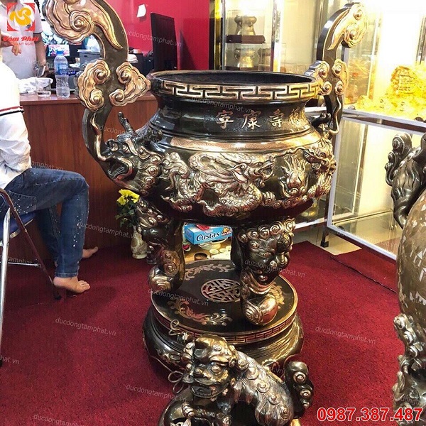 Lư đồng song long, cạo màu phớt nỉ cao 1m2
