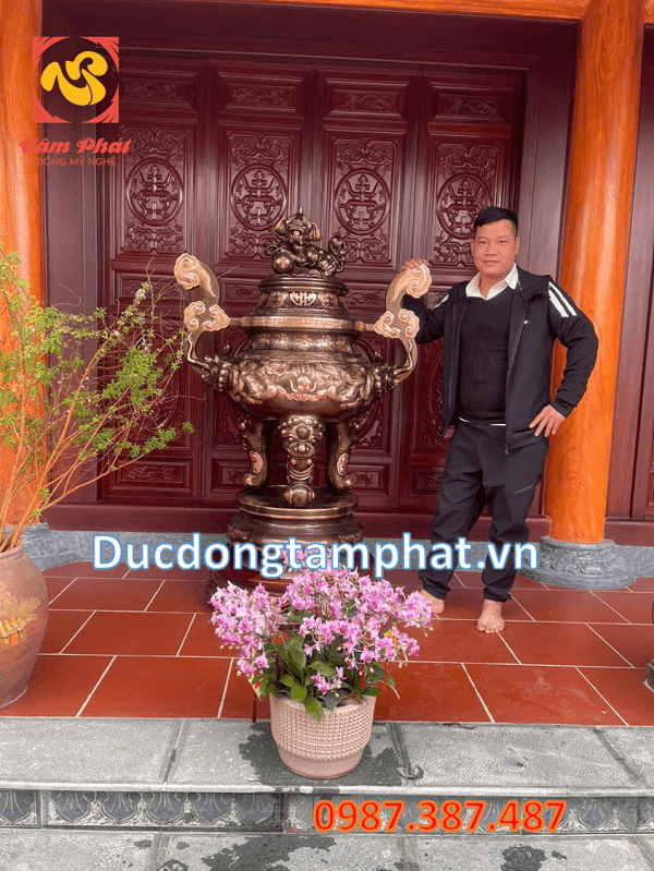 Lư hương, đỉnh đồng cao 1m5 bằng đồng đỏ phớt nỉ: giao nhà thờ Cao Bằng