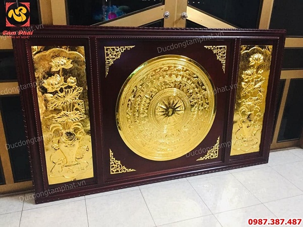 Mặt trống đồng, bình hoa sen kích thước 1m08 x 1m88 mạ vàng 24k khung gỗ gụ..!