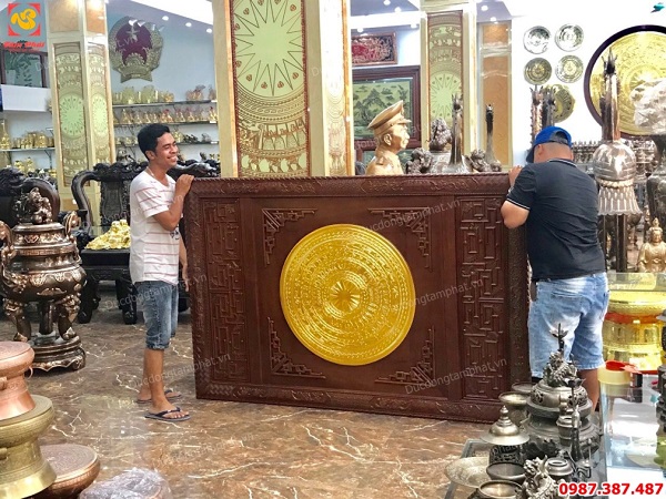 Mặt trống đồng đường kính 1m thếp vàng 9999 khung gỗ gụ lắp đặt khách tại Nam Định..!