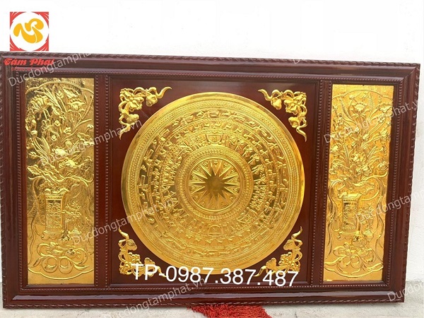 Mặt trống đồng hoa sen khung gỗ gụ kích thước 1m07 x 1m77 mạ vàng 24k đẹp xuất sắc..!
