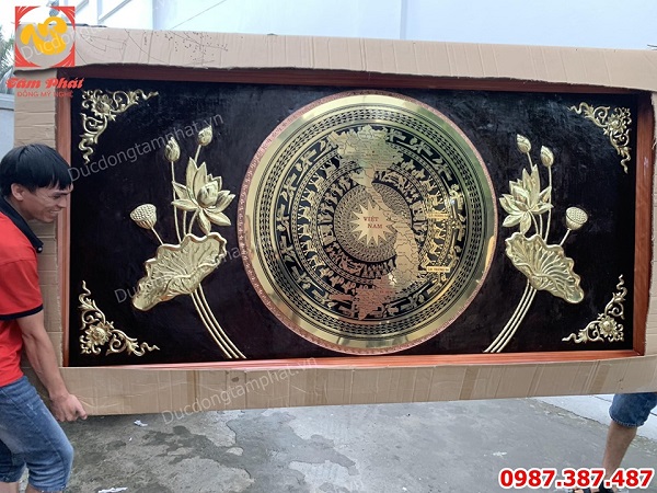 Mặt trống đồng hoa sen kích thước 2m5 x 1m5 bàn giao cho khách Sài Gòn