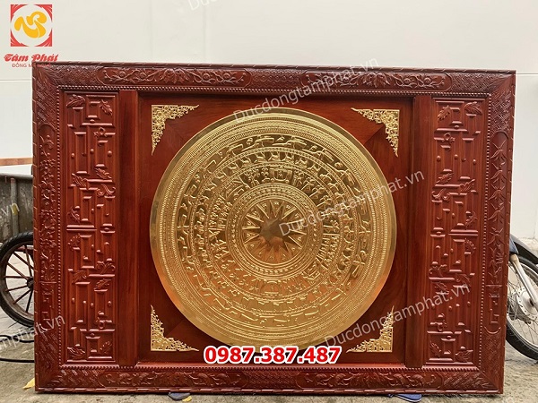 Mặt trống đồng thếp vàng 9999 đường kính 1m khung gỗ gụ hoa văn tinh xảo..!