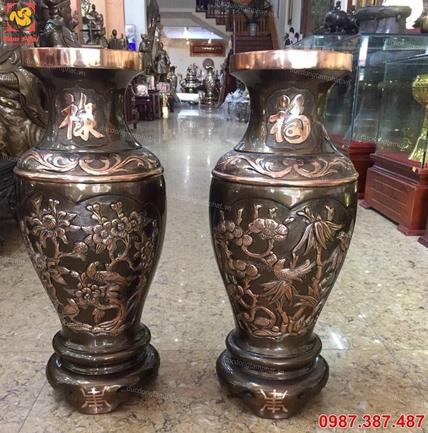 Mẫu lọ lục bình đẹp chế tác từ đồng đỏ, chạm khắc họa tiết thiên nhiên