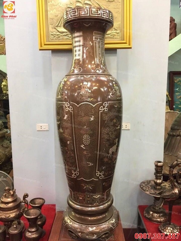Mẫu lọ lục bình đẹp chế tác từ đồng đỏ, chạm khắc họa tiết thiên nhiên