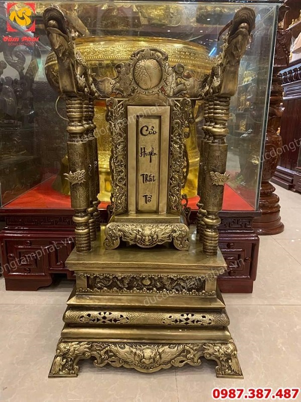 Ngai thờ bằng đồng cao 81cm và bài vị thờ giả cổ cực tinh xảo, sắc nét