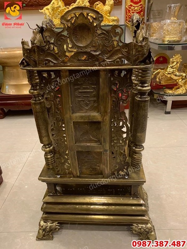 Ngai thờ bằng đồng cao 81cm và bài vị thờ giả cổ cực tinh xảo, sắc nét