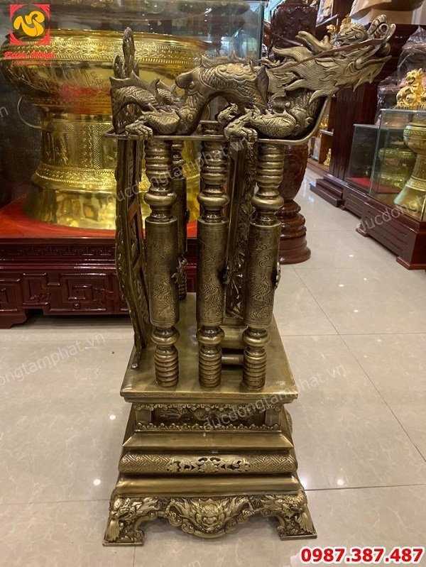 Ngai thờ bằng đồng cao 81cm và bài vị thờ giả cổ cực tinh xảo, sắc nét